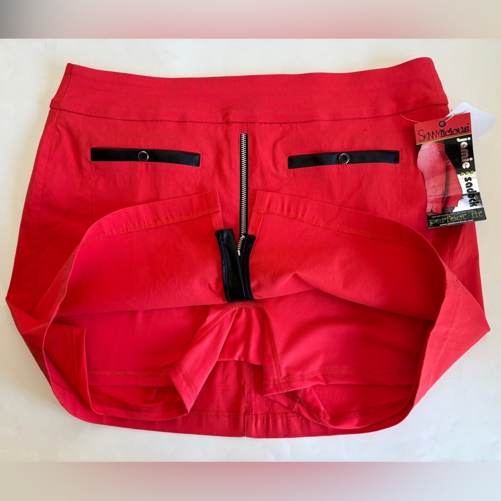 Jamie Sadock Skort - Women’s Red Skort, Zip Front and Blk Pocket Trim. Size 16